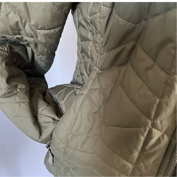 THE NORTH FACE WOMEN’S OLIVE GREEN ZIPPERED PUFFER OUTDOOR LIFESTYLE JACKET - Picture 3 of 16